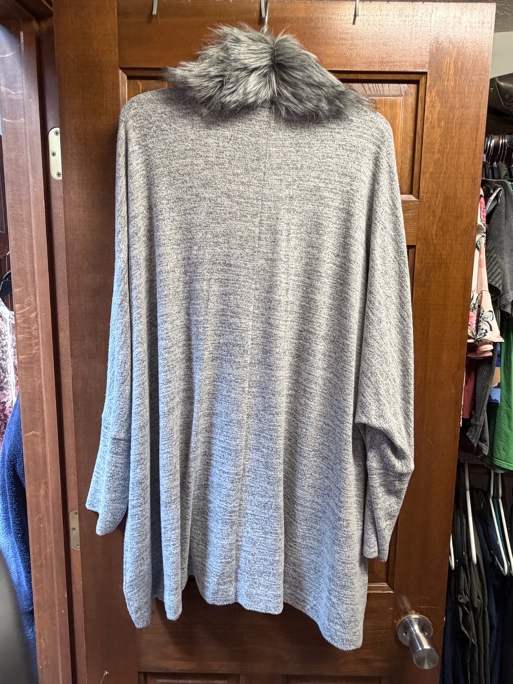 Jennifer Lopez Gray Open-Front Cardigan with Faux Fur Trim - Picture 3 of 3